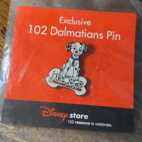 Exclusive 102 Dalmatians Pin - Picture 4 of 4
